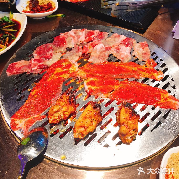 大口吃肉，竹签烧烤，怀抱火炉吹空调，这就是夏天的味道！