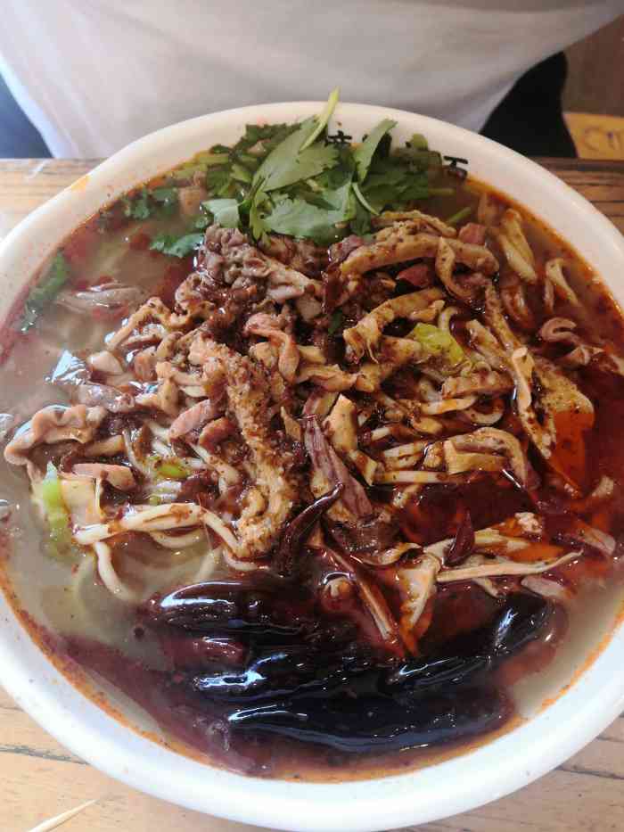 鹿盟板面牛杂面(管道局店)-"这家应该是24小时营业的店,位置在六中附.