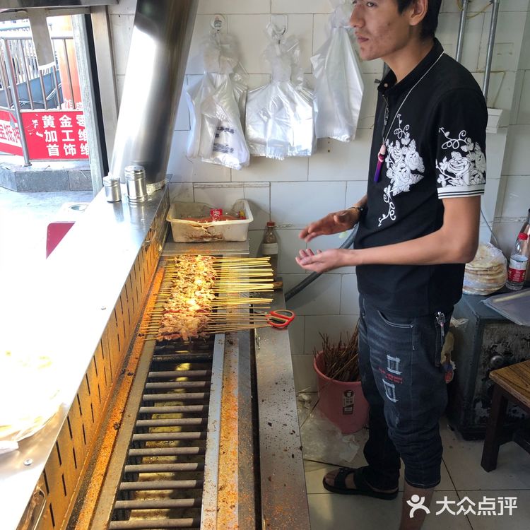 大连新疆维族烤羊肉串的兴盛和衰败