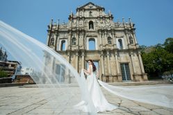 -现代经典婚纱摄影