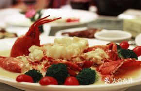 Steamed Lobster with Yee Mien