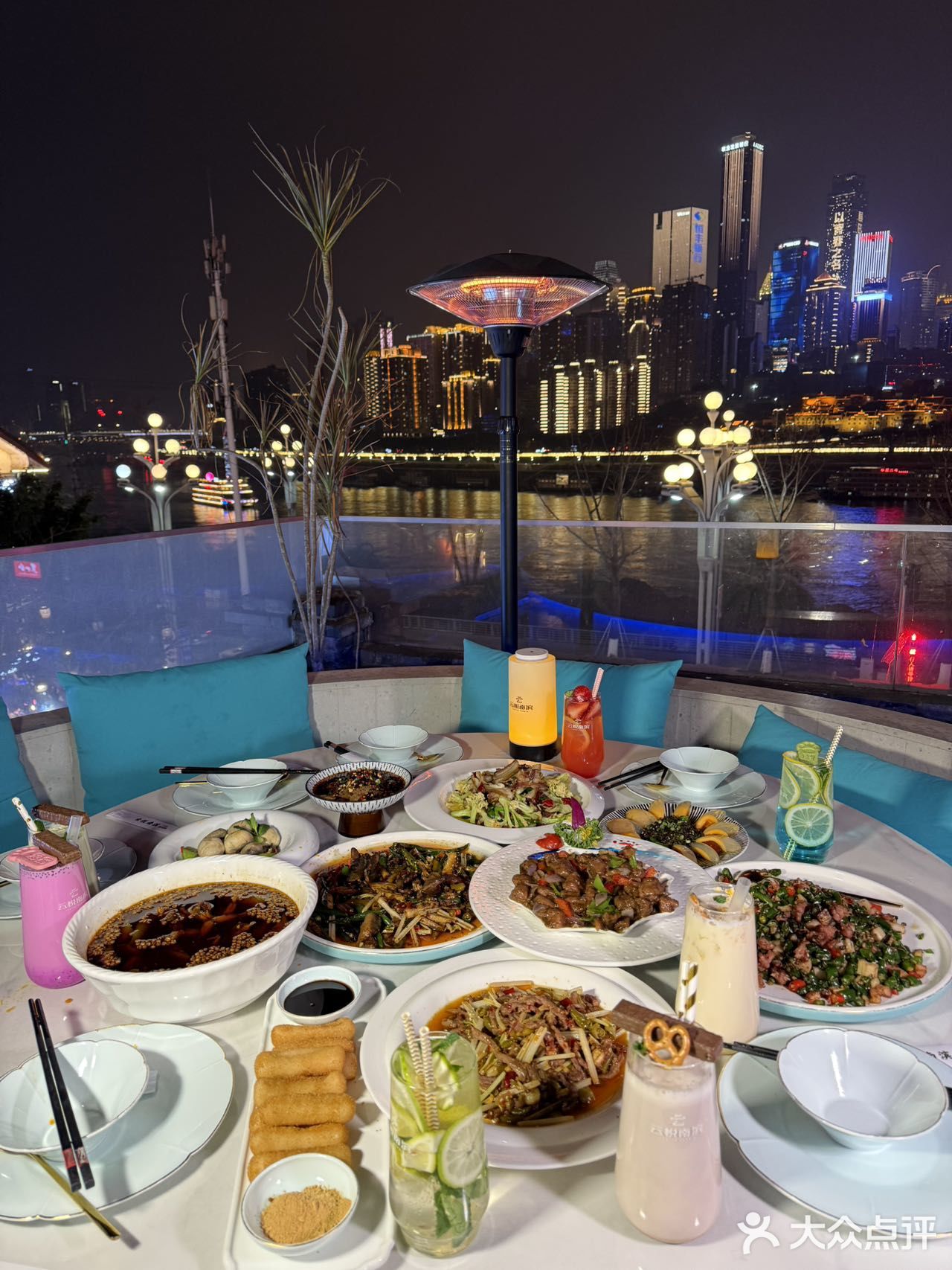 便能邂逅一家满是惊喜的江景餐厅。宽敞的大露台