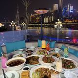 便能邂逅一家满是惊喜的江景餐厅。宽敞的大露台