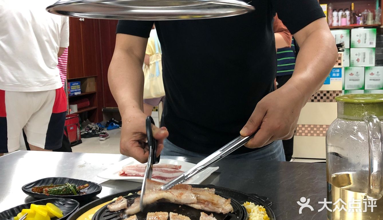 店内桌子不是太多，大厅大概7-8桌的样子