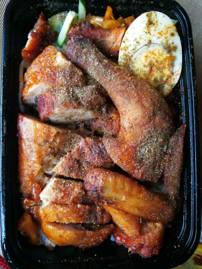 点的外卖,量很足,口味也很好,鸡排很脆,搭配米饭不错,吃多了有点腻.