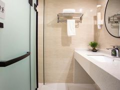 -荷逸唐电竞酒店(上海惠南地铁站店)