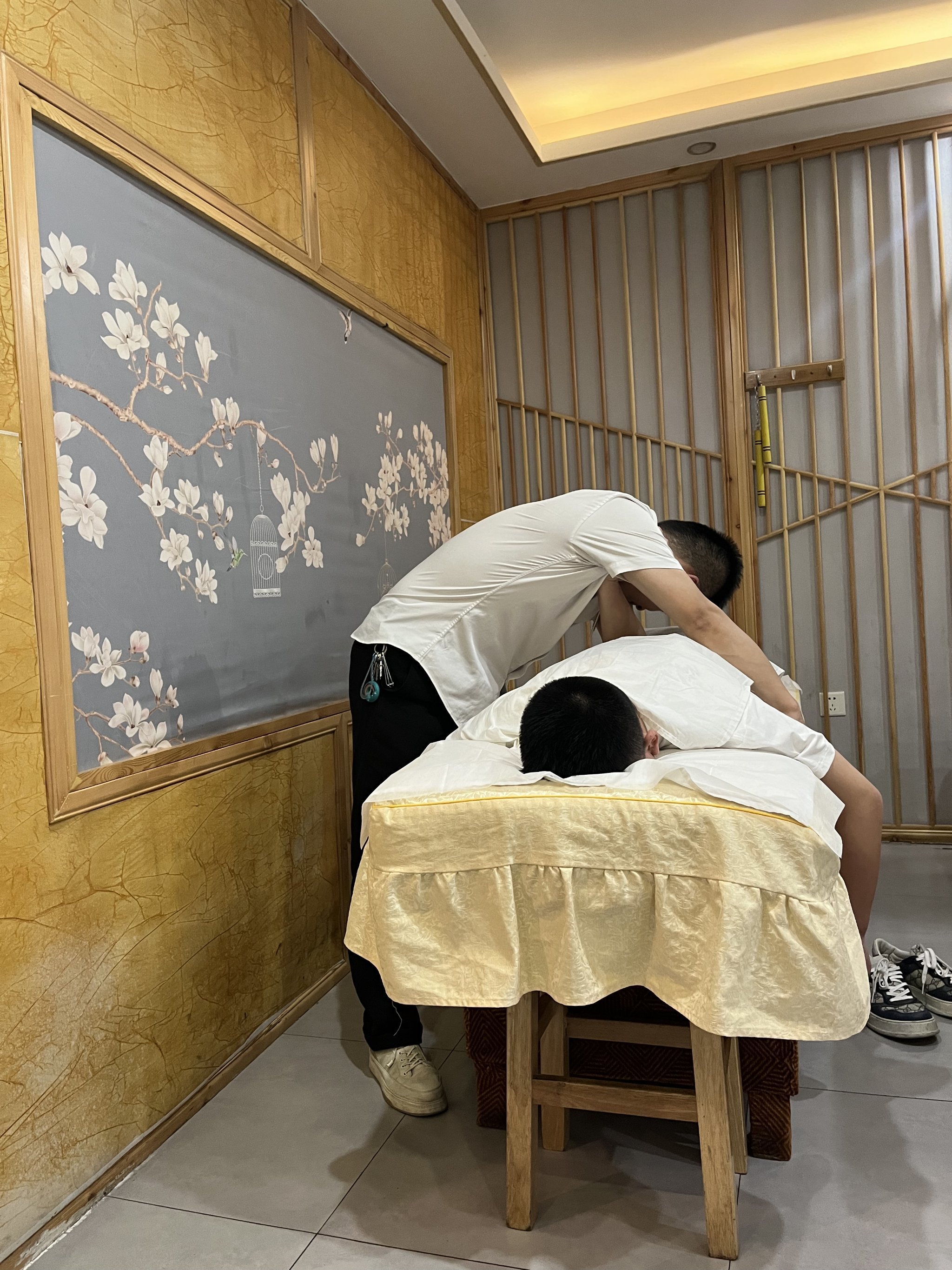 阴雨天最适合按摩啦!