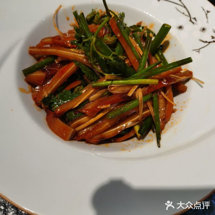 大片肉放进去涮好后，配上芝麻酱料碗