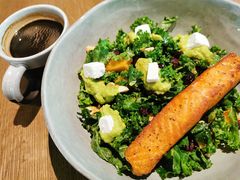 煎三文鱼牛油果色拉-Wagas沃歌斯(大学路店)