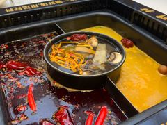 -老牌坊云南鱼豆花火锅(哈西万达店)