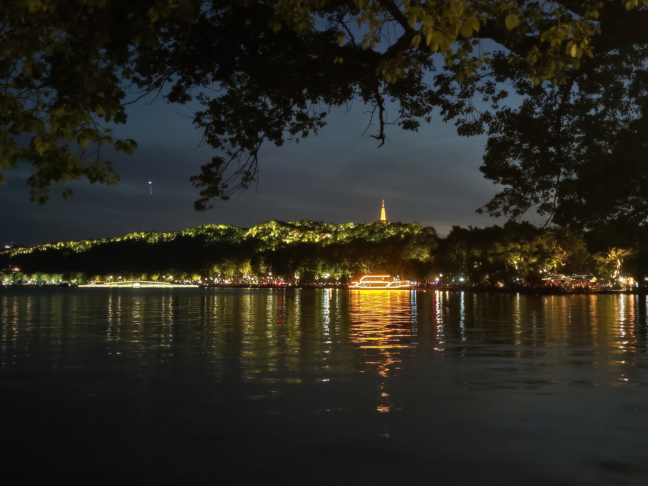 悠闲游湖手记 #0元玩转这座城 #杭州西湖 #西湖美景 夜晚的西湖真的