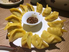 玉米油滋啦酸菜饺子-来哥菜馆·大厨烹小鲜