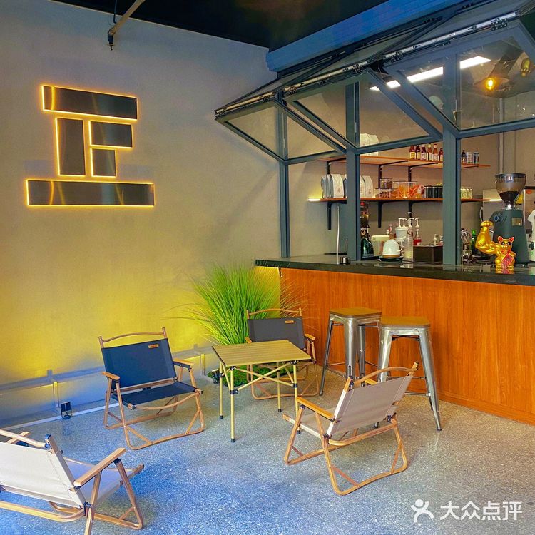 金田隔壁竟开了一家工业风咖啡店❓