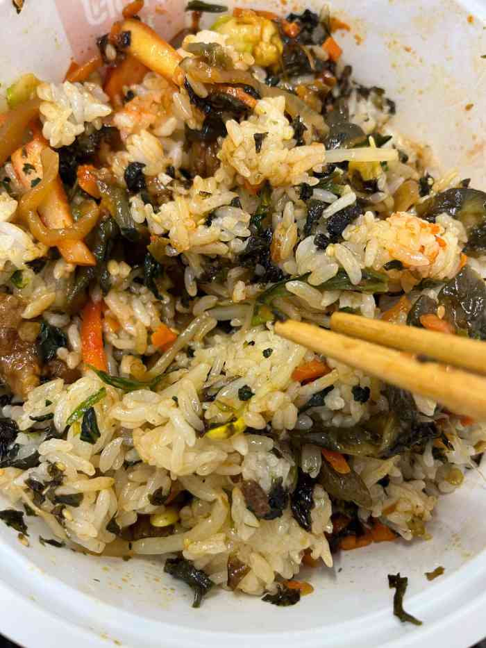 「烤牛肉拌饭」拌料很足,但因为是外卖收到的时候稍微有点凉了,里面