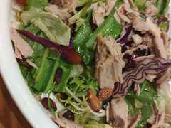 金枪鱼沙拉-老东镇啤酒屋海鲜加工·蒸汽海鲜·海鲜烧烤(台东店)