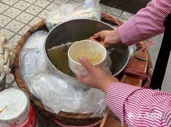 粉泡着更好吃，更劲道。这位叔叔在这里买了很多年了