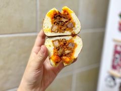 蜜汁肉脯芝士碱水-yeast面包店