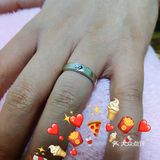 一颗小钻石，外面是桃心的形状