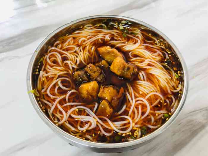 资中特色兔子面-"位置就在金雁中学旁边,一家很小的面馆,环.