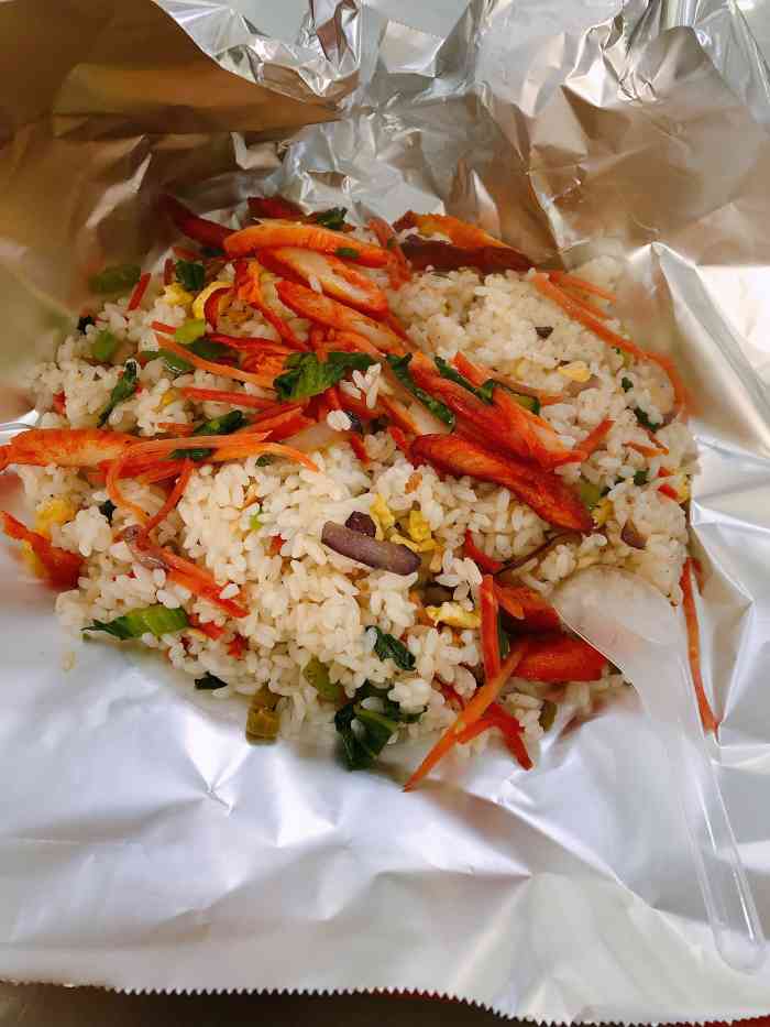 就是炒饭 饭炒完再炒鸡柳 然后放在炒好的米饭上 最后全放在锡纸上 包
