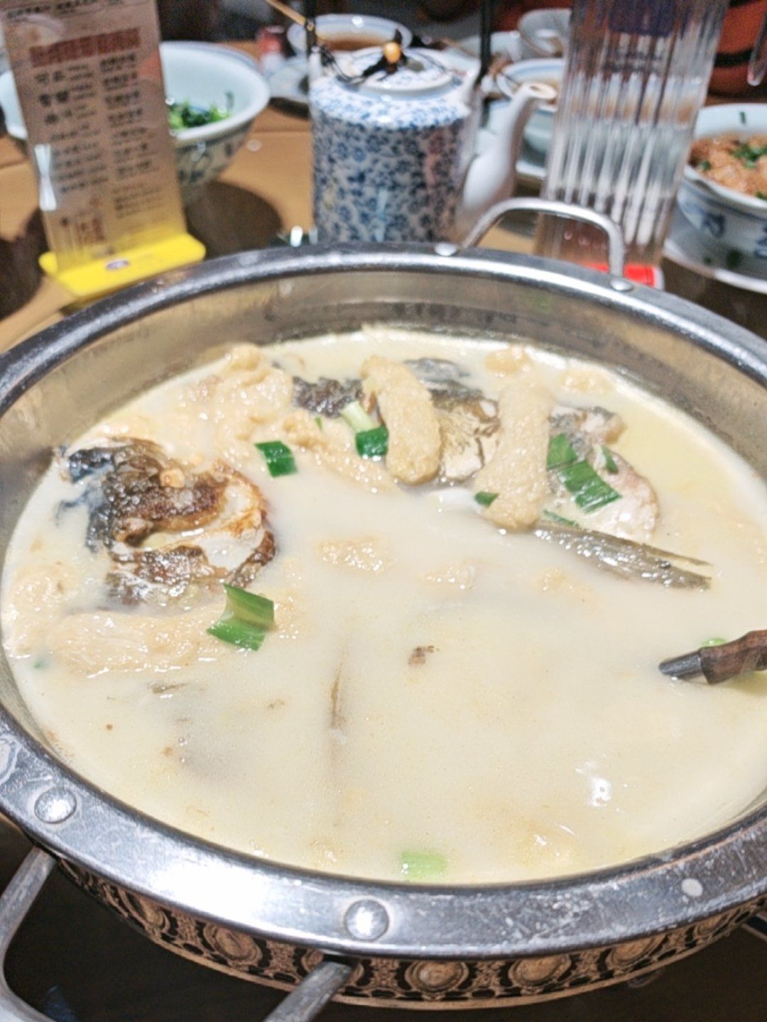 鱼头炖豆冲清淡又鲜美汤里有种温和的味道