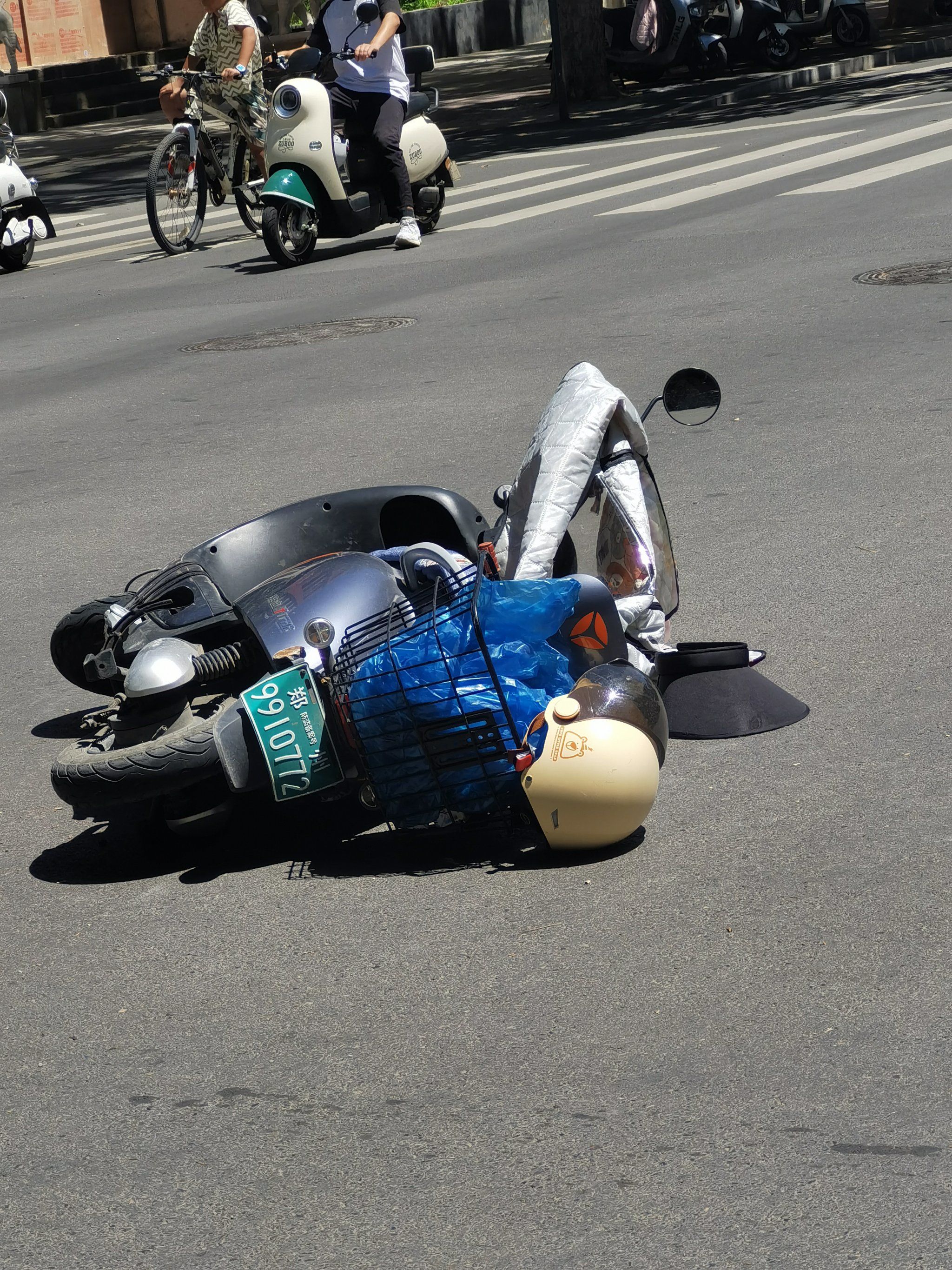 不戴头盔的骑士,很潇洒