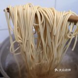 浇上调好的芝麻酱，加香葱粒，辣椒油，辣萝卜