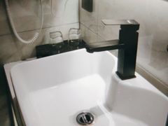-轻奢·全曼酒店(深圳坂田北地铁站店)
