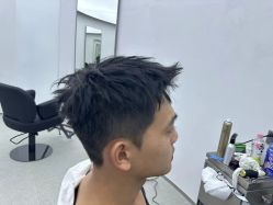 -一家只做男发烫染的店