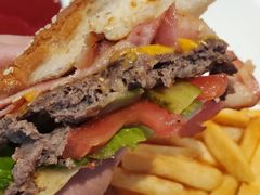 经典牛肉汉堡-ZEMOCAFE·FUSION FOOD(西交利物浦店)