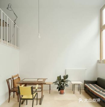 本案中，设计师将巴黎一栋住宅楼的地下室与底层老旧的金