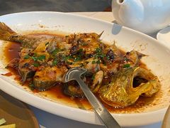 金蒜蜂巢脆皮石碣黄花鱼-粤财皇冠假日酒店·彩华轩中餐厅