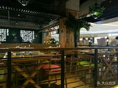 大堂-洪氏嗨捞·广东猪肚鸡·椰子鸡火锅(西咸万象城店)