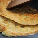 煎饼的做法很简单，但简单又好吃，比手抓饼的油更少
