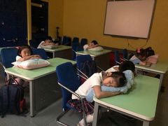 马上要入小学过渡到爬桌上睡觉-联恩国际儿童教育·幼小衔接·少儿英语·托管班(远洋未来中心店)