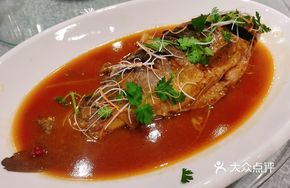 Stewed Three-Scale Fish in Large Pot