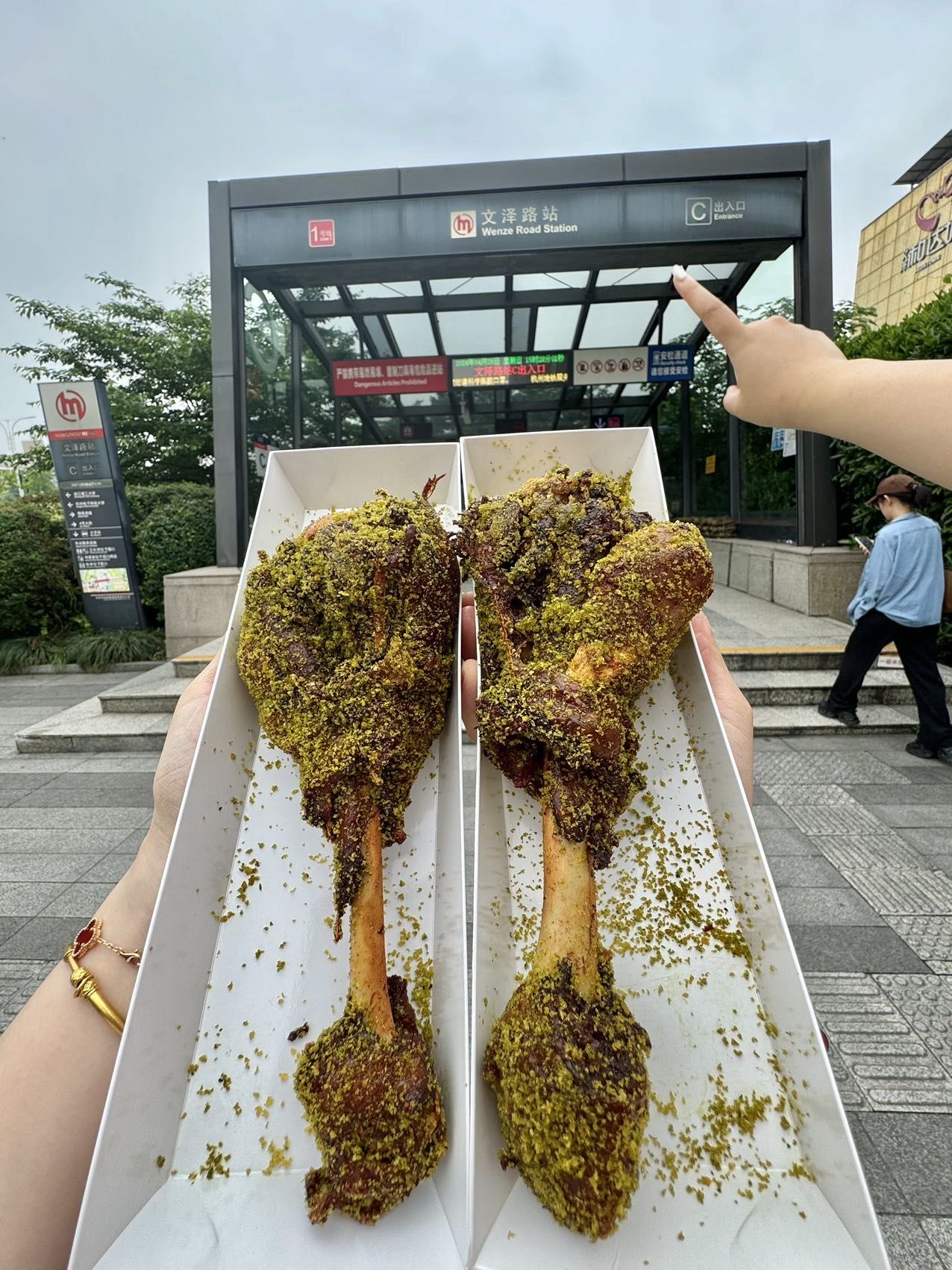 下沙的!下沙的!
好香好大的火鸡腿🍗!比普通鸡腿大5倍诶!