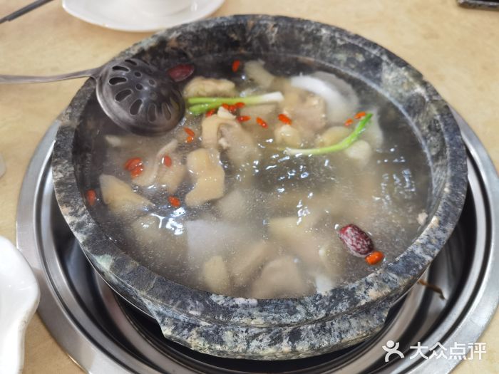 墨脱石锅椰子鸡•糟粕醋•东山羊(大东海店)墨脱石锅椰子鸡图片