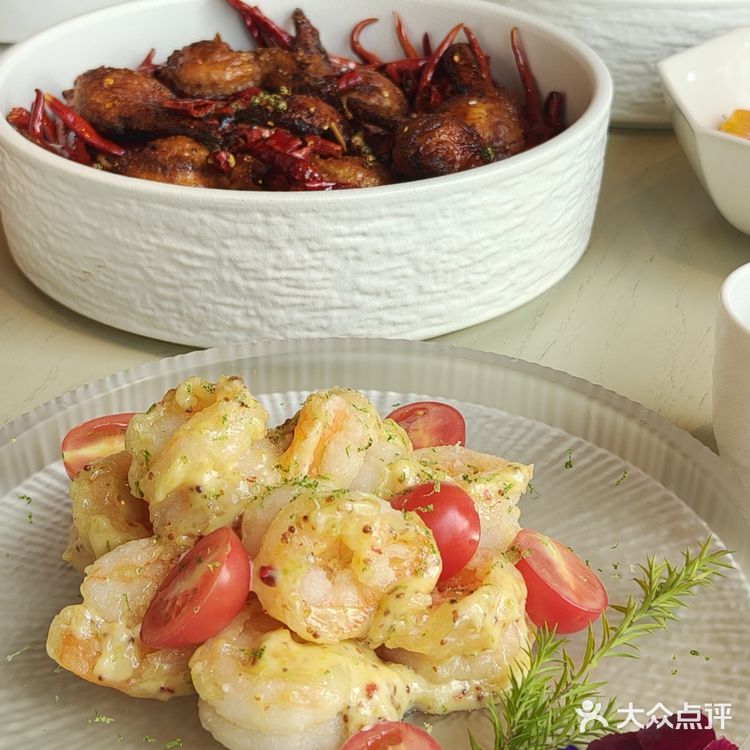 听说外国人都要来新粮仓过圣诞，还有假面舞会