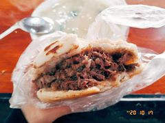 牛肉夹馍-老西关黄老太牛肉烧饼