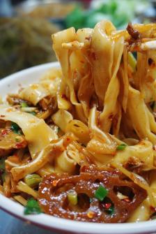 推荐:凉拌猪耳朵藕片金针菇豆芽宽面款