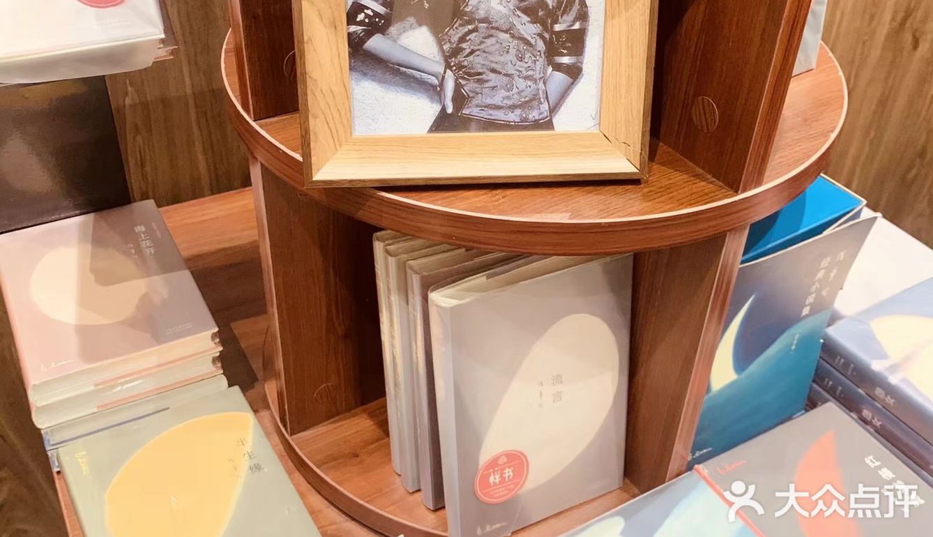 打卡钟书阁，在里面待不过10分钟就出来了