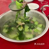 2个人在高明干掉一只鸡