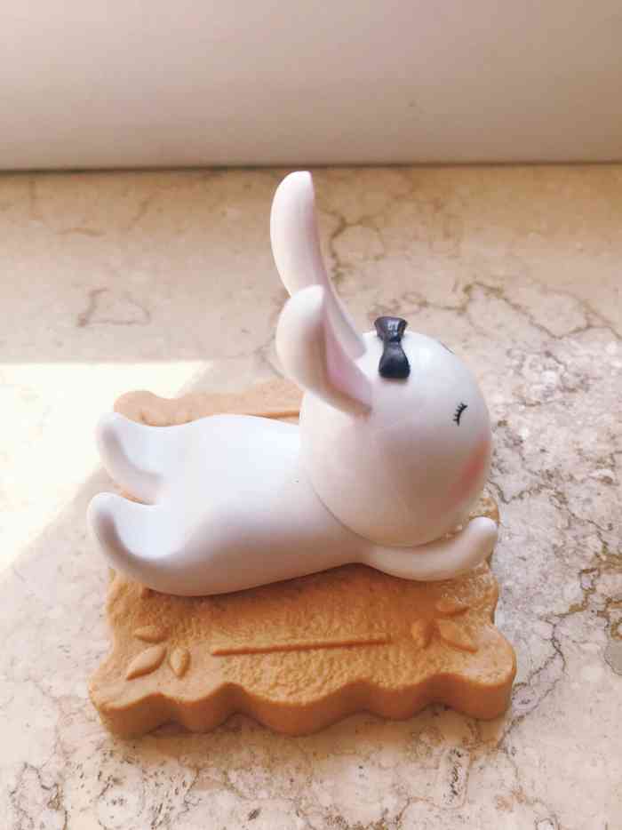 分享一款元祖的小礼品  办卡充值送的,一款月饼风格的小兔子手机支架