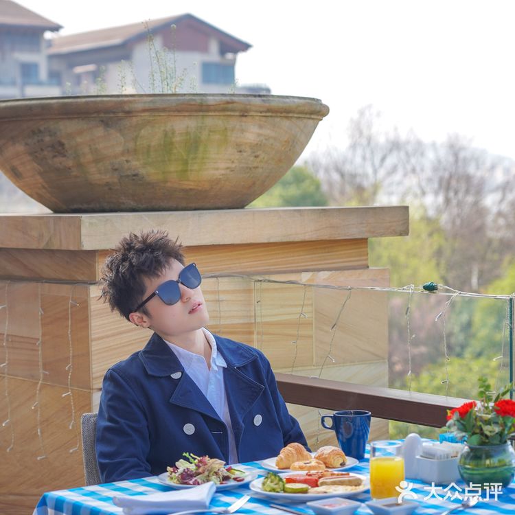 【这家武汉花园自助早餐，湖边樱花风景绝了】在武汉的度假酒店很