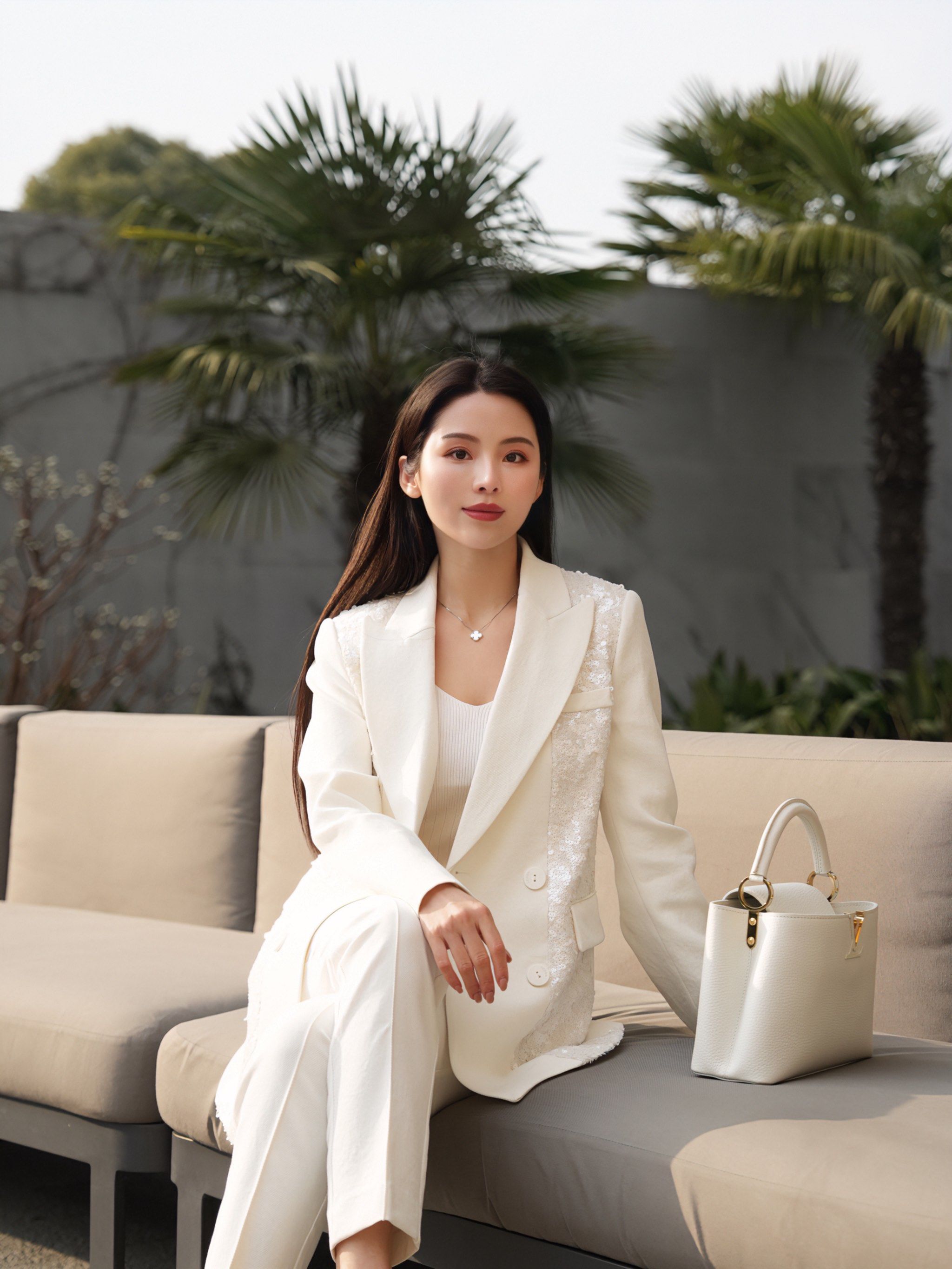 今天的人设是经营画廊的女老板