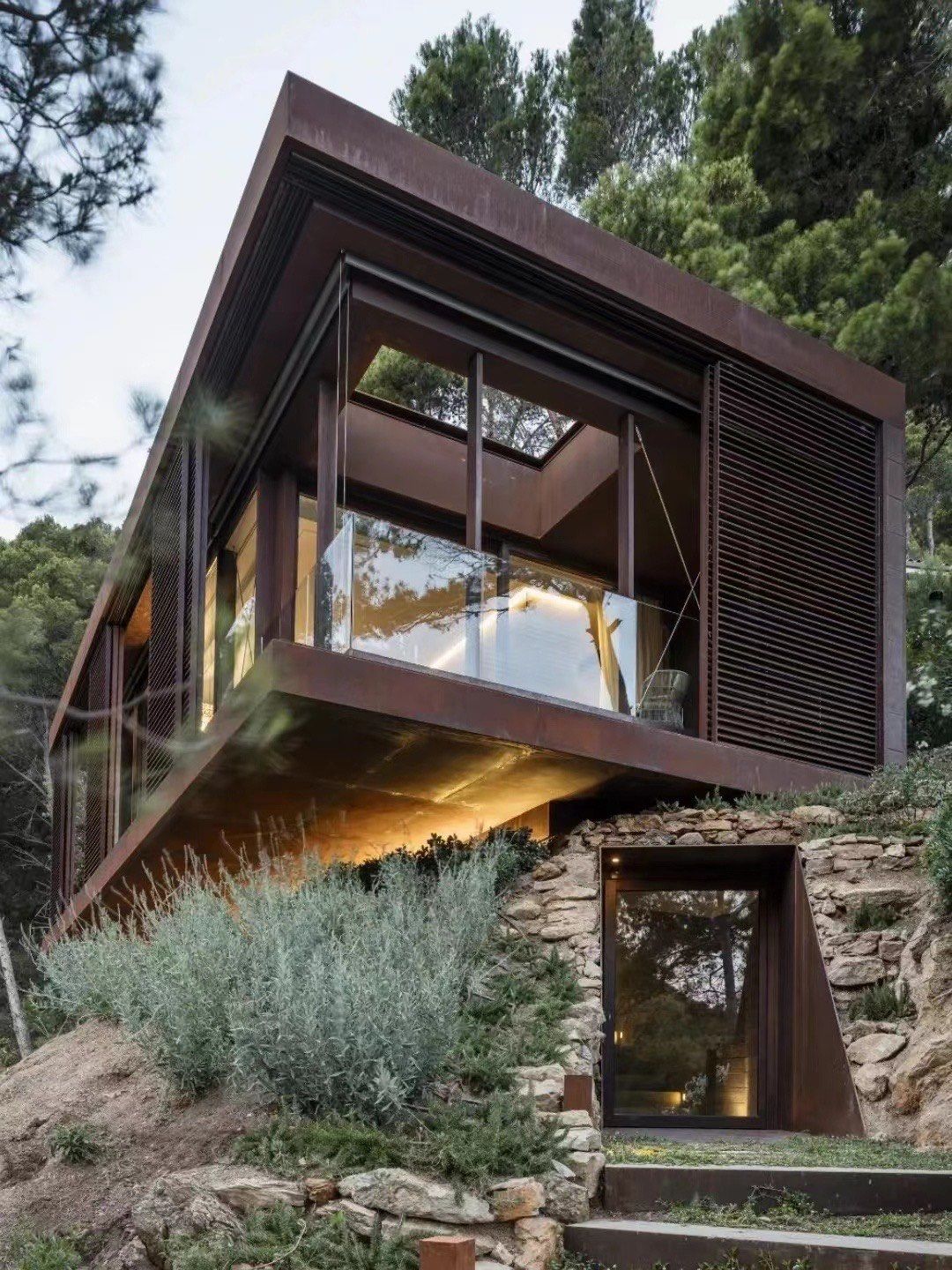 我们笑得合不拢嘴,仿佛回到了童年时光.