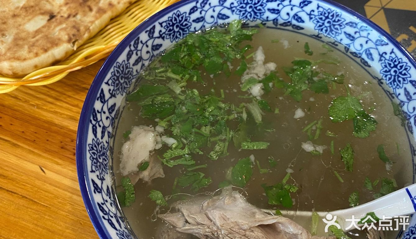 每份水盆羊肉默认送两个饼。按照长安十二时辰的吃法