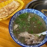 每份水盆羊肉默认送两个饼。按照长安十二时辰的吃法