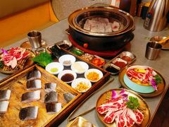 -围炉肉舍•炭烤活鳗•丹东海鲜烤肉(步行街店)